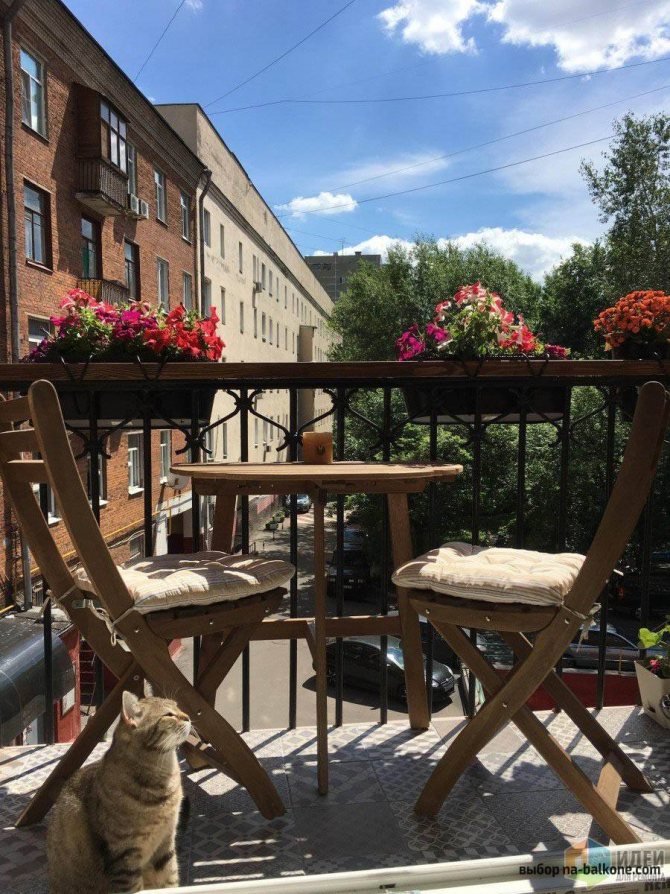 Coin salon sur le balcon: lieu de repos sans sortir de l'appartement