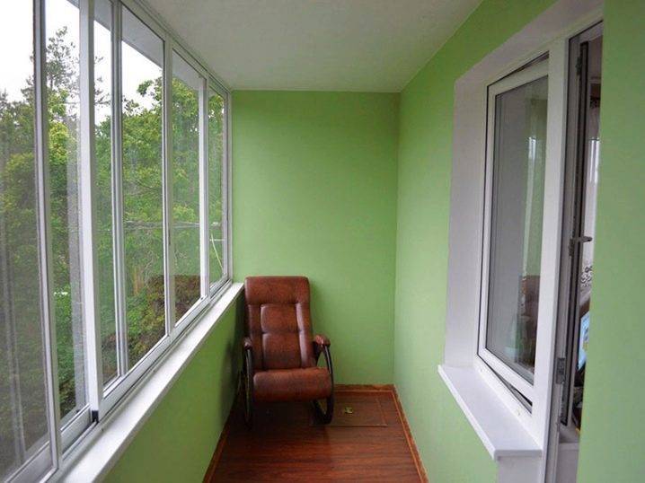 Coin salon sur le balcon: lieu de repos sans sortir de l'appartement