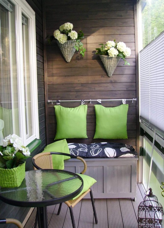 Coin salon sur le balcon: lieu de repos sans sortir de l'appartement