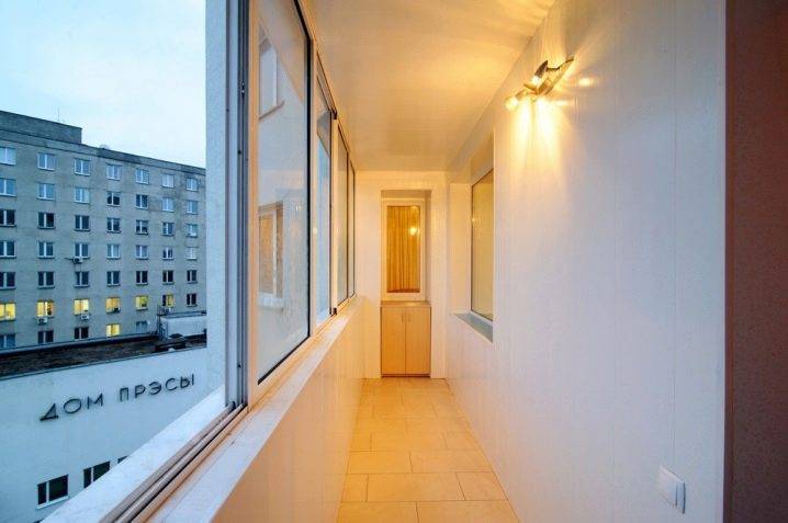Coin salon sur le balcon: lieu de repos sans sortir de l'appartement