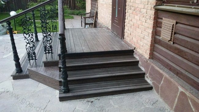 Treppe zur Veranda von diesen Seiten