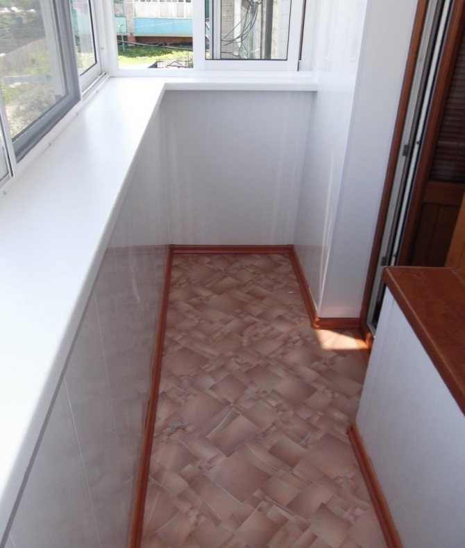 Linoleum auf dem Boden auf dem Balkon