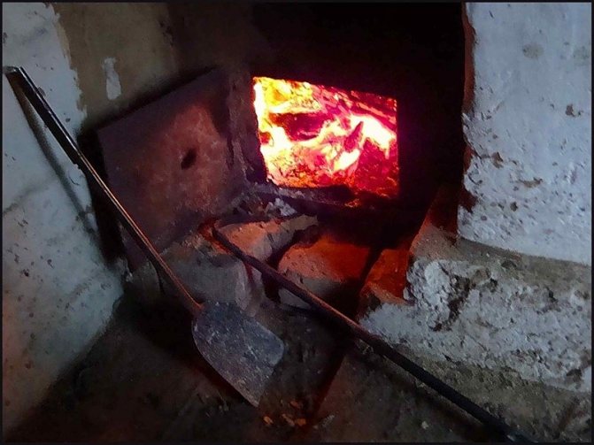 Schaufel zum Umdrehen von Kohle und Brennholz