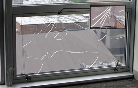 Zerbrochenes Fenster mit zerbrochenem Glas