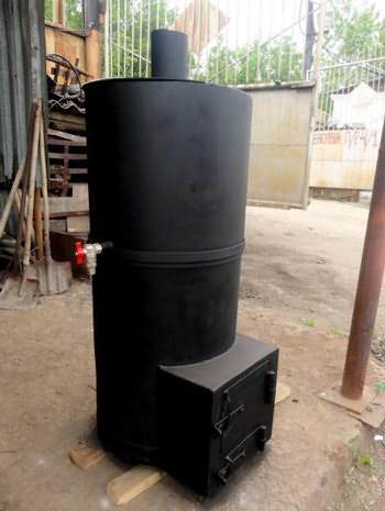 Photo amateur d'un four fait maison avec un petit réservoir de liquide