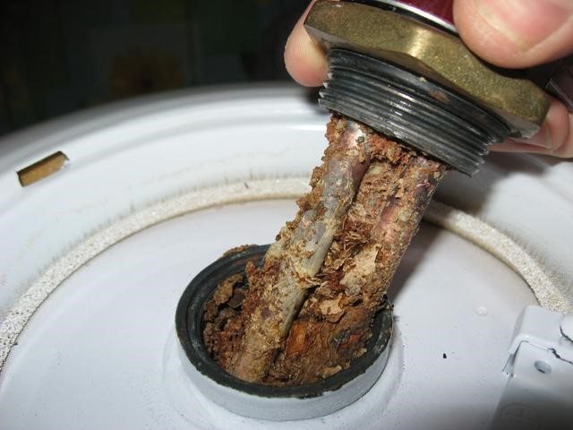 Magnesiumanode in Warmwasserbereitern: Wozu dient sie, wie wird sie entfernt und ersetzt?