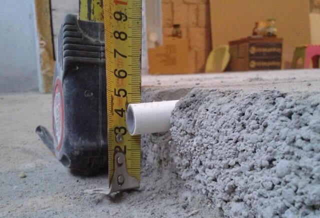 espessura máxima da mesa sobre um piso aquecido a água