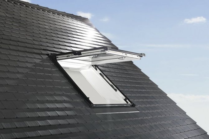 Fenêtre de toit à deux pivots Designo R8, Roto, Velux, Fakro