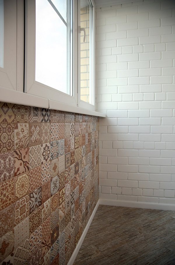 Do-it-yourself-Meisterkurs zum Auswählen und Verlegen von Fliesen auf einem Balkon oder einer Loggia von Profis