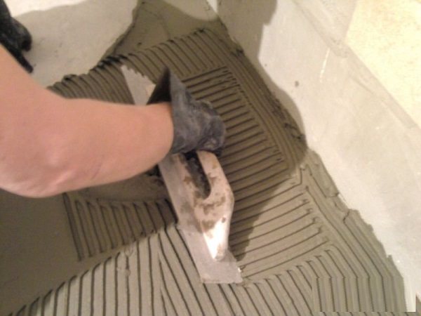 Do-it-yourself-Meisterkurs zum Auswählen und Verlegen von Fliesen auf einem Balkon oder einer Loggia von Profis