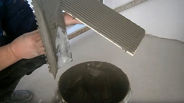 Do-it-yourself-Meisterkurs zum Auswählen und Verlegen von Fliesen auf einem Balkon oder einer Loggia von Profis