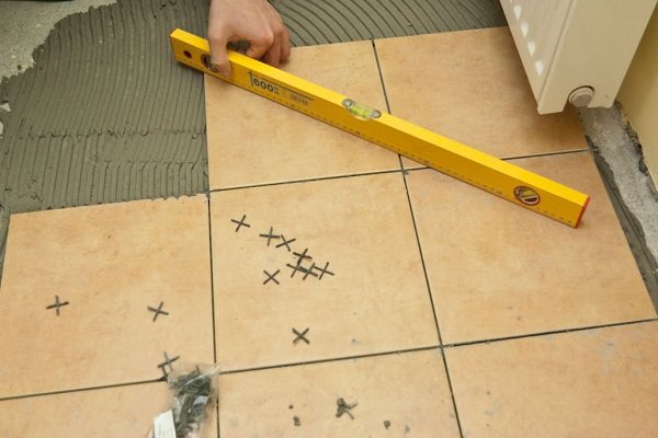 Do-it-yourself-Meisterkurs zum Auswählen und Verlegen von Fliesen auf einem Balkon oder einer Loggia von Profis