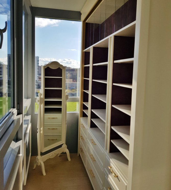 Aménager un dressing sur un balcon étroit