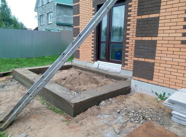 flaches Fundament unter der Veranda