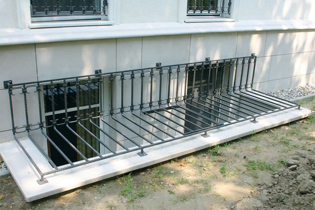 Metallgitter am Kellerfenster