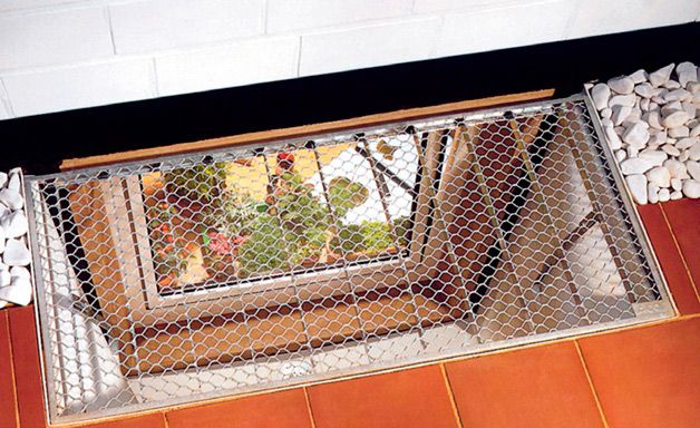 Metallgitter am Kellerfenster