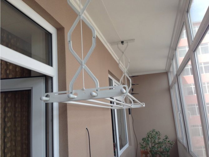 Séchoir en métal pour les choses sur le balcon