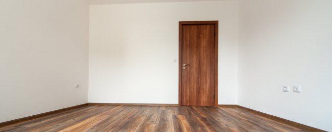 Porte intérieure avec décoration en feuille de PVC