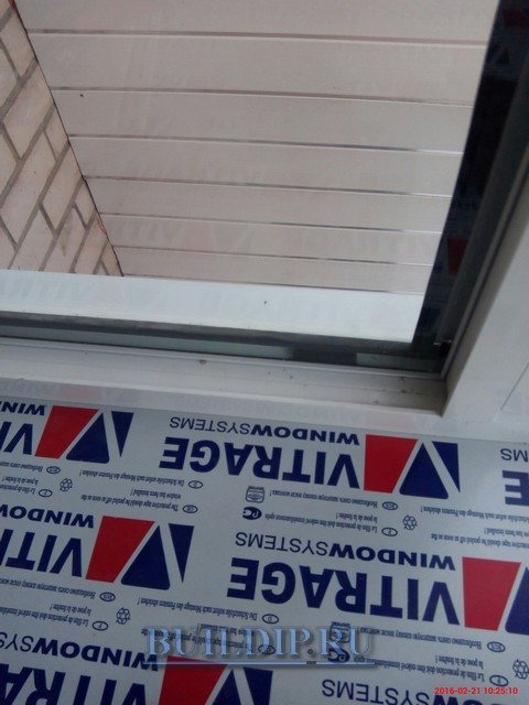 Installation de vitres latérales de vitrage à froid du balcon.