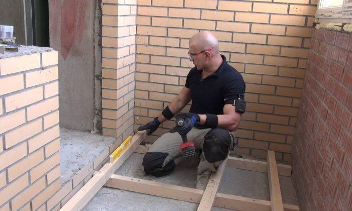 Installation von Holzstämmen