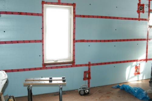 Installation de mousse de polystyrène extrudé. Isolation des murs de l'intérieur