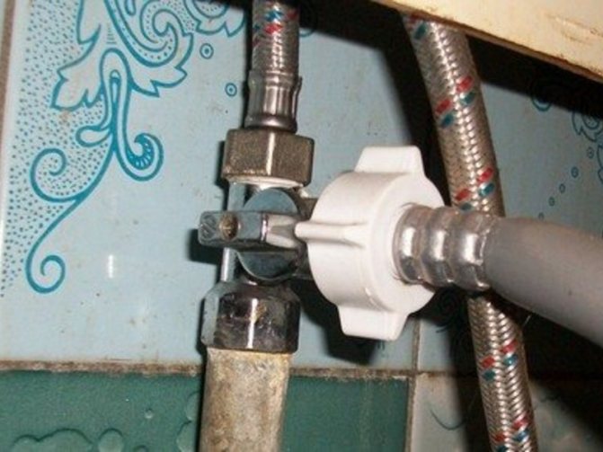 Çamaşır makinesini su kaynağına bağlamak için bir tee musluğunun montajı