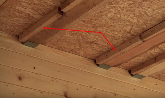 Einbau von Baumstämmen auf Balkon und Loggia