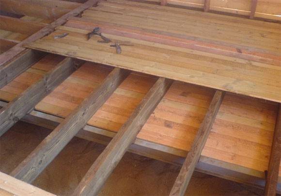 Einbau von Baumstämmen auf Balkon und Loggia
