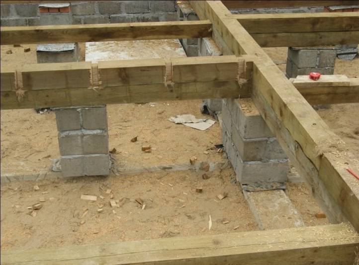 Einbau von Baumstämmen auf Balkon und Loggia