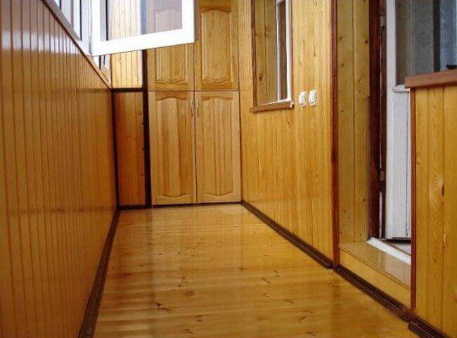Einbau von Baumstämmen auf Balkon und Loggia