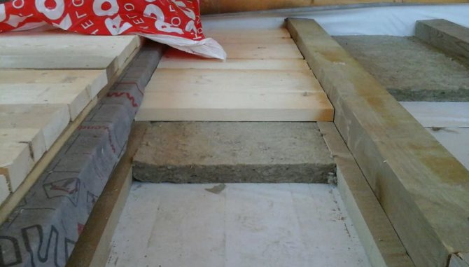 Einbau von Baumstämmen auf Balkon und Loggia