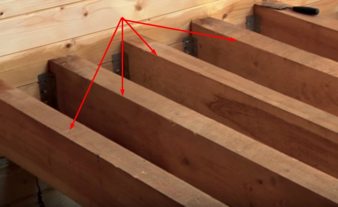 Einbau von Baumstämmen auf Balkon und Loggia