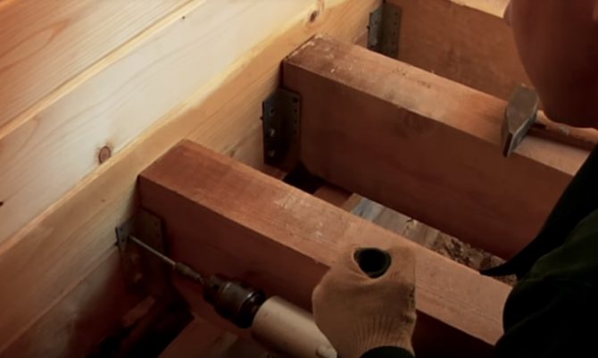 Einbau von Baumstämmen auf Balkon und Loggia