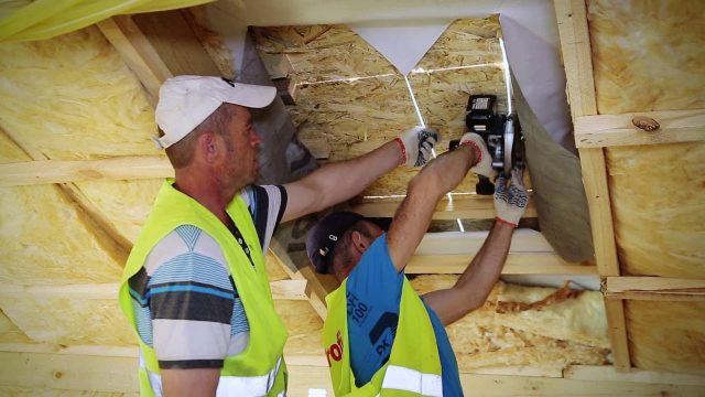 Installation d'une fenêtre de toit dans une tuile métallique