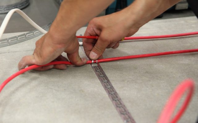 Die Installation von Fußbodenheizungskabeln muss in strikter Übereinstimmung mit den Anweisungen des Herstellers erfolgen.