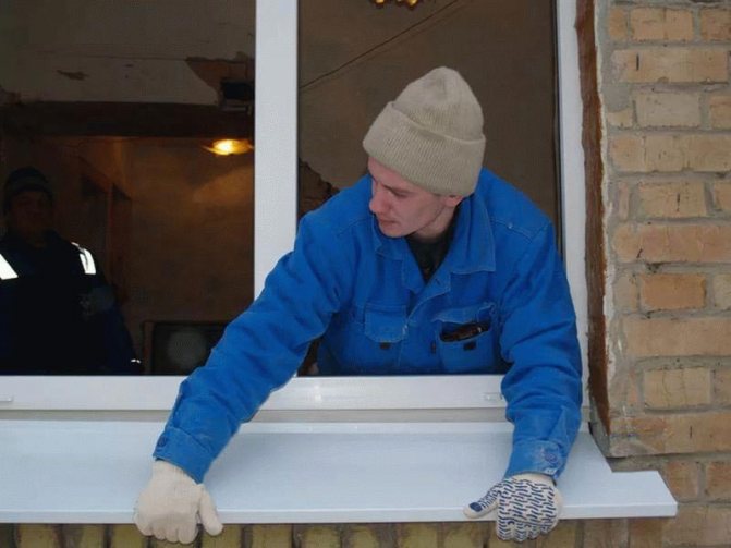 Installation der Ebbe am Fenster