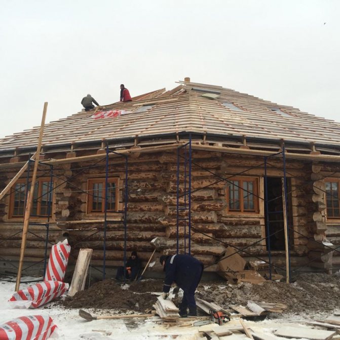 Installation d'une tarte au toit sur une maison en rondins