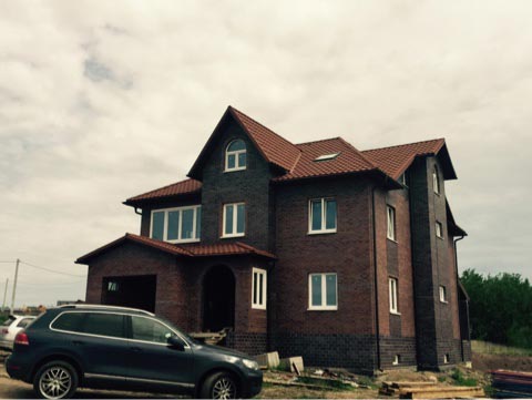 Installation d'une tarte sur des chevrons finis dans le village de Seltso, district de Ramensky