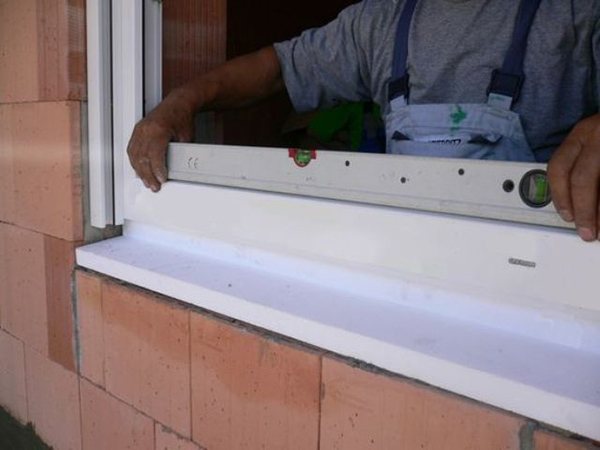 Installation de fenêtres en plastique