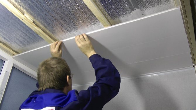 Installation de panneaux en plastique