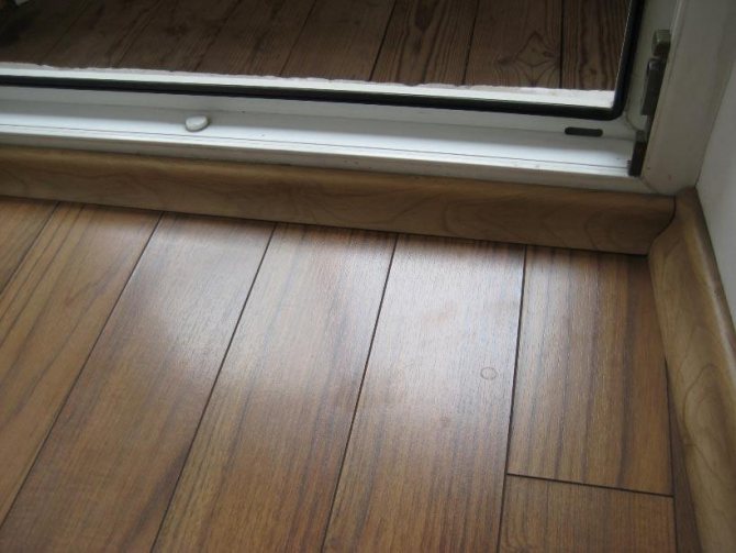 Installation von Fußleisten auf dem Balkon