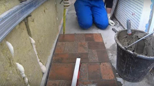 Do-it-yourself-Installation von Fliesen auf dem Balkon: wie zu setzen, Foto