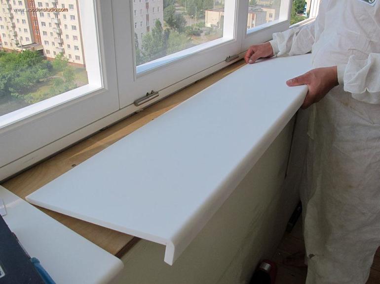 Installation d'un rebord de fenêtre sur une fenêtre en plastique