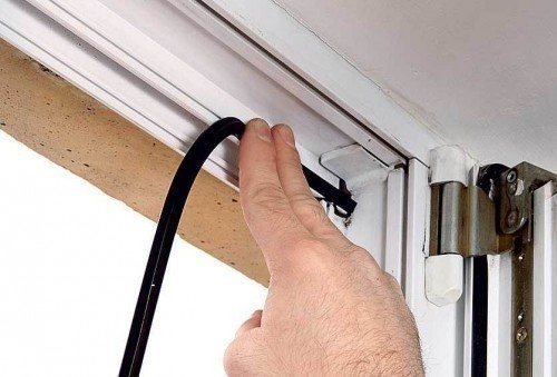 Einbau des Versorgungsventils in das Fenster