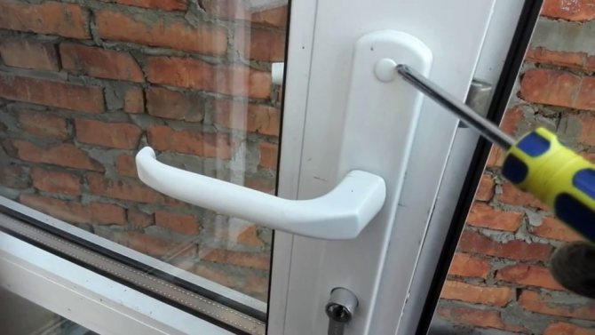 Montage de la poignée sur une porte en plastique