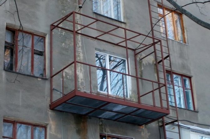 Installation de canaux pour réaliser le balcon