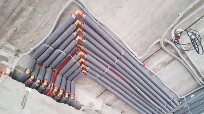 installation de tuyaux sous le plafond