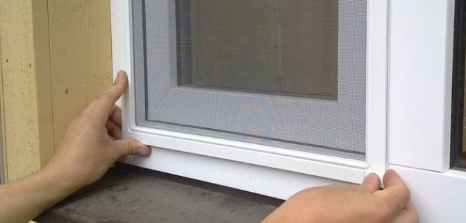 Mosquiteiro nas janelas de plástico: como retirar a rede da janela sem excessos