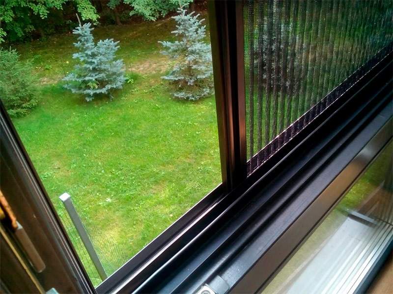 Redes mosquiteiras em janelas plissadas de plástico