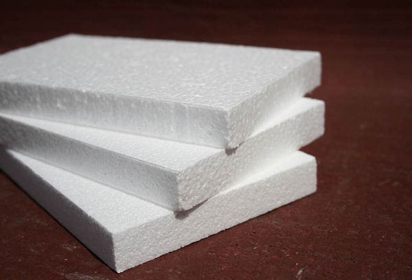 Est-il possible de coller de la mousse de polystyrène sur de la mousse de polyuréthane